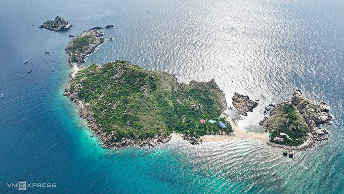 Hòn Nội, hay còn gọi là đảo Yến ở vịnh Nha Trang. Ảnh: Bùi Toàn