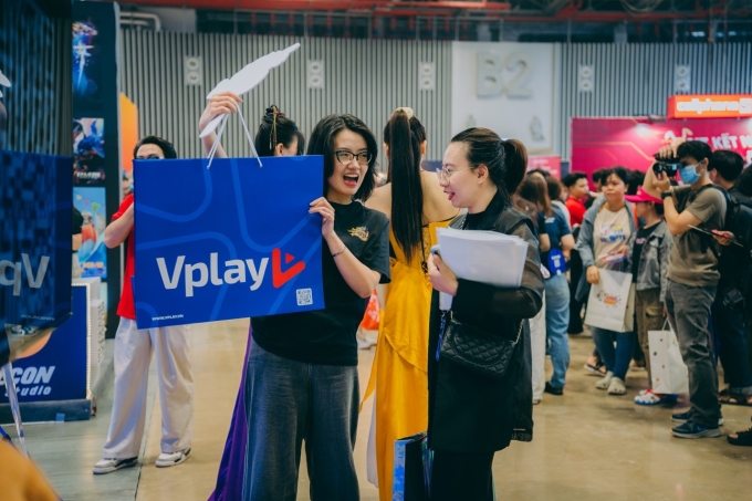 Khách tham dự chụp ảnh tại gian hàng. Ảnh: VPlay