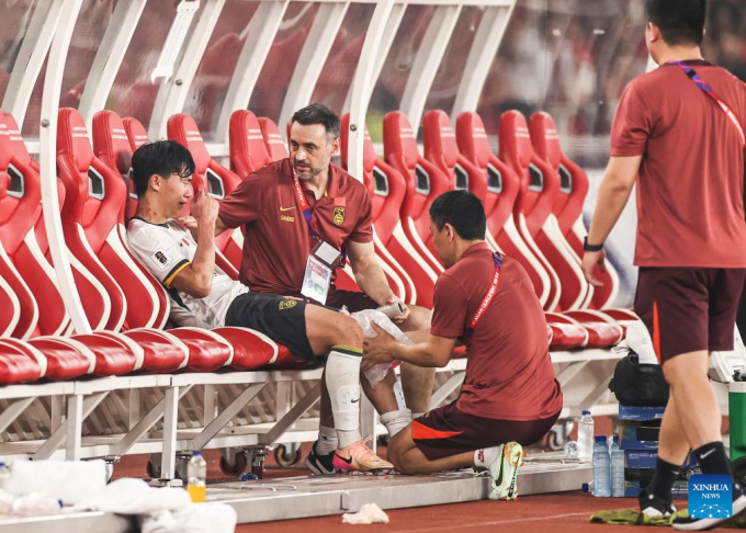 Hậu vệ Trung Quốc Hu Hetao (áo trắng) khóc vì hết cơ hội dự World Cup 2026, sau khi thua Indonesia 0-1 ở lượt chín bảng C vòng loại ba World Cup 2026 - khu vực châu Á, trên sân Gelora Bung Karno, Indonesia ngày 5/6/2025. Ảnh: Xinhua