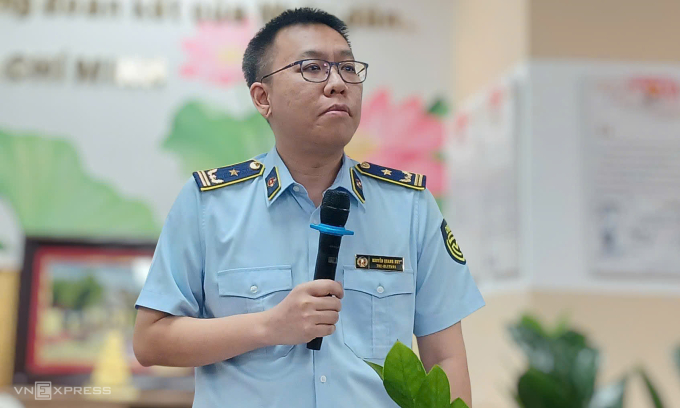 Ông Nguyễn Quang Huy - Phó Chi cục trưởng Quản lý thị trường TP HCM tại họp báo sáng 18/6. Ảnh: Thi Hà