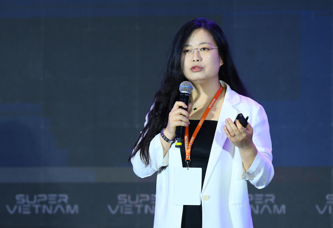 Bà Sherry Zhao - Giám đốc quốc gia Alibaba Cloud Vietnam trình bày phần tham luận tại hội nghị, sáng 4/6. Ảnh: Giang Huy