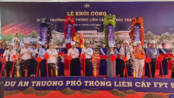 Đại diện Tập đoàn FPT và lãnh đạo địa phương thực hiện nghi thức khởi công công trình Trường phổ thông liên cấp FPT Sóc Trăng. Ảnh: Tuấn Quang