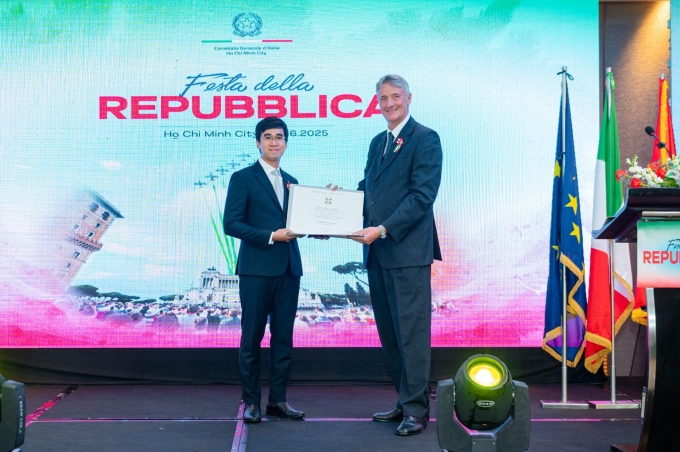 TS.KTS. Nguyễn Minh Hiếu nhận tước hiệu Hiệp sĩ do ông Enrico Padula - Tổng Lãnh sự Italy tại TP HCM trao. Ảnh: Lãnh sứ quán Italy tại TP HCM