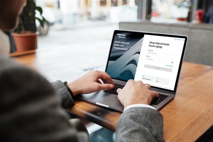 ABBank tặng quà cho doanh nghiệp giao dịch trên nền tảng ABBank Business. Ảnh: ABBank