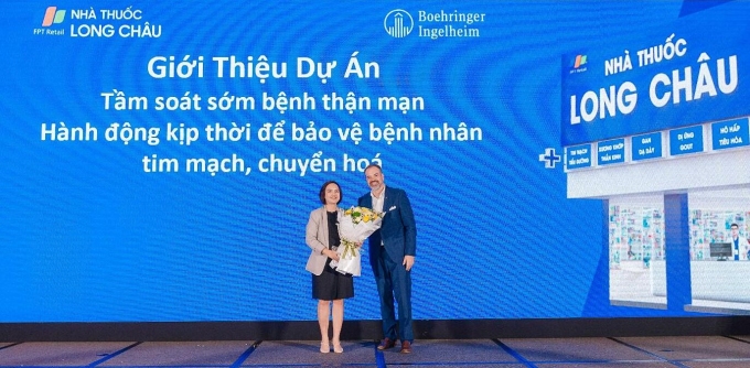 Đại diện Long Châu - Boehringer Ingelheim (phải) tại sự kiện ngày 4/6. Ảnh: Long Châu