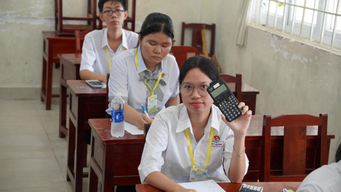 Học sinh sử dụng Casio fx-880BTG. Ảnh: Bitex