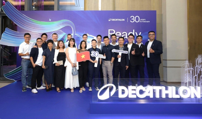 Ban lãnh đạo chụp ảnh lưu niệm tại sự kiện 30 năm thành lập, hôm 12/6. Ảnh: Decathlon