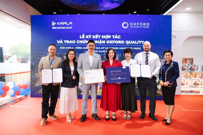 Đại diện Oxford University Press và Kapla - Tiếng Anh sáng tạo Mỹ ký thỏa thuận hợp tác và trao chứng nhận Oxford Quality. Ảnh: Kapla