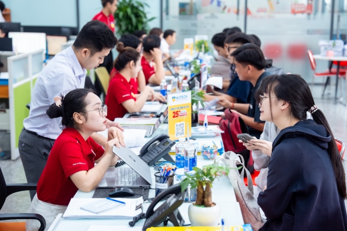 HUTECH đón tiếp thí sinh và phụ huynh đến tìm hiểu học bổng 25% học phí toàn khóa. Ảnh: HUTECH