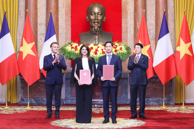 Tổng thống Pháp Emmanuel Macron (trái) và Chủ tịch nước Lương Cường (phải) tại buổi trao văn kiện hợp tác chuyển giao công nghệ sản xuất vaccine giữa Sanofi - VNVC. Ảnh: Sanofi