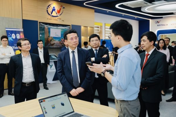 Bộ trưởng Nguyễn Mạnh Hùng thăm Trung tâm Công nghệ Việt Nam – Australia