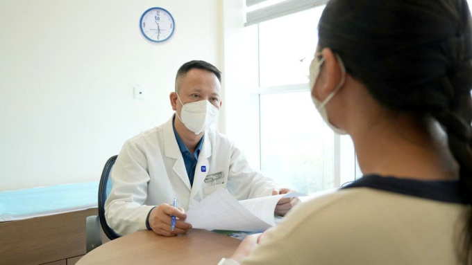 Bệnh nhi khám và tư vấn với bác sĩ trước khi xuất viện. Ảnh: Bệnh viện Tâm Anh
