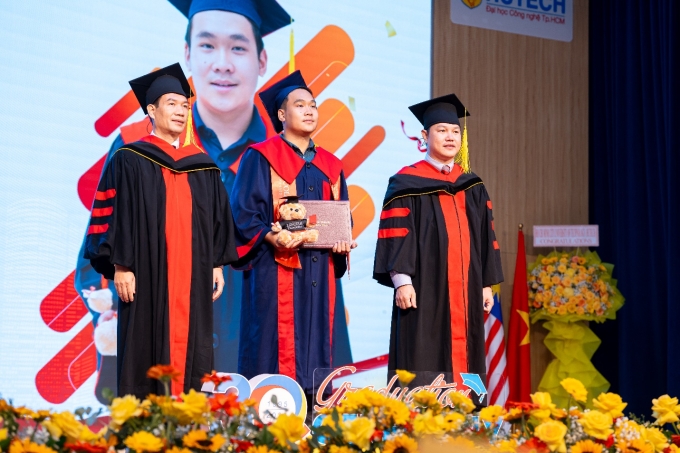 Sinh viên nhận bằng Cử nhân chính quy do Đại học Lincoln cấp, được Bộ Giáo dục & Đào tạo Việt Nam công nhận. Ảnh: HUTECH