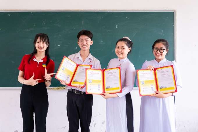 Học sinh nhận học bổng từ HUTECH. Ảnh: HUTECH