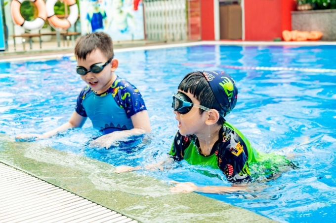 Học sinh tham gia hoạt động bơi lội, rèn luyện sức khỏe. Ảnh: Asian School