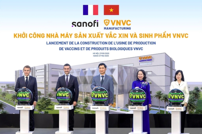 Lãnh đạo hai nước và đại diện doanh nghiệp bấm nút khởi công xây dựng nhà máy vaccine và sinh phẩm VNVC. Ảnh: Sanofi