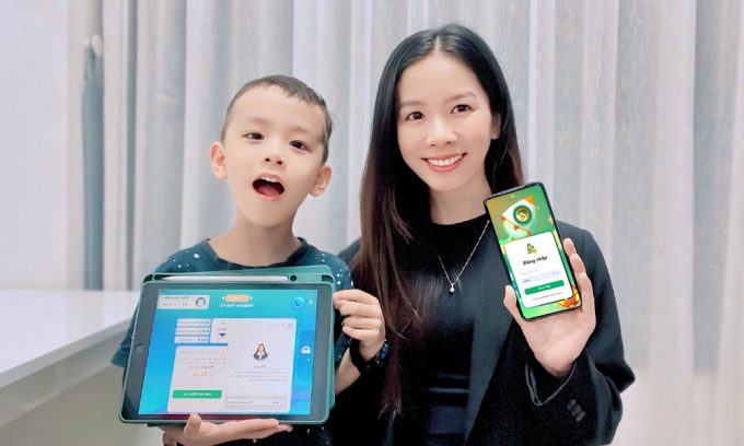 Phụ huynh cùng con sử dụng Chip Chip 360. Ảnh: Chip Chip