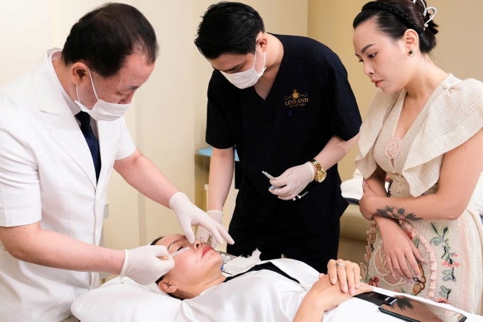 Các chuyên gia tại Linh Anh thực hiện chăm sóc da cho khách hàng. Ảnh: Linh Anh