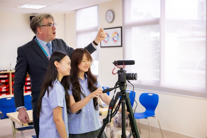 Học sinh BVIS trong tiết học Media Studies (Truyền thông) với giáo viên quốc tế. Ảnh: BVIS