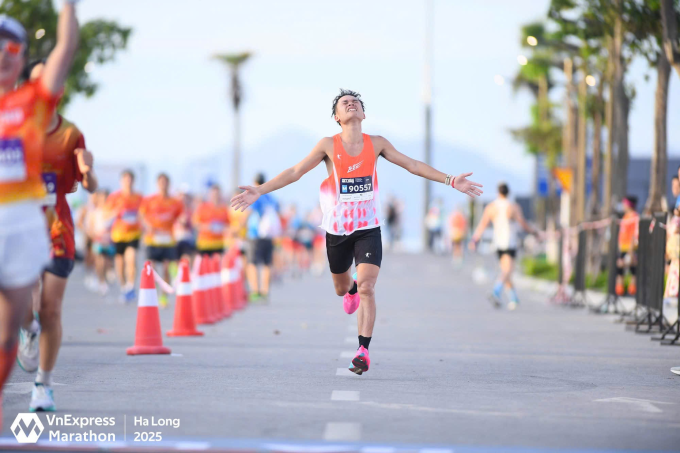 Vận động viên Lê Văn Hương tại VnExpress Marathon 2025. Ảnh: VnExpress