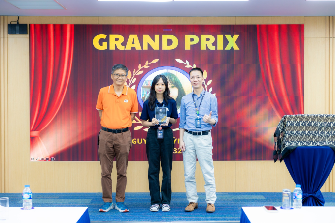 Quỳnh Mai nhận giải học viên xuất sắc năm học 2023 - 2024 của FCT Club. Ảnh: FCT Club
