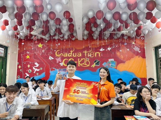 FPT Polytechnic Hà Nam trao học bổng Phát triển nguồn nhân lực địa phương hỗ trợ 50% học phí năm đầu tiên trị giá 15,9 triệu đồng cho học sinh THPT Duy Tiên (Hà Nam). Ảnh: FPT Polytechnic
