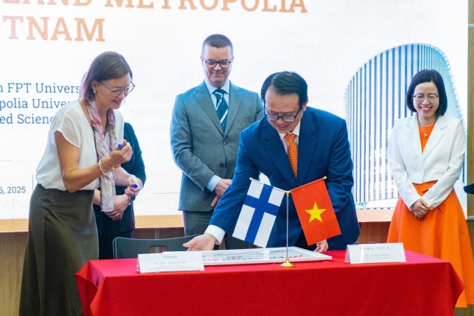 Bà Maija Seppälä - đại biện lâm thời, Tham tán Đại sứ quán Phần Lan tại Việt Nam (ngoài cùng bên trái) tại sự kiện ký kết giữa hai trường. Ảnh: Finland Metropolia Vietnam