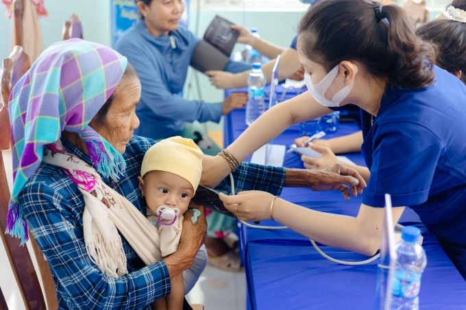 Các bác sĩ thăm khám bệnh cho từng trường hợp ở xã Quảng Khê, huyện Đăk Glong, tỉnh Đăk Nông. Ảnh: Long Châu