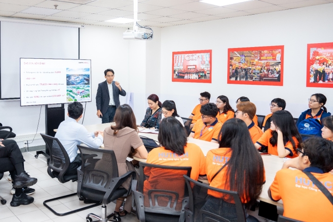 Sinh viên HUTECH trao đổi với chuyên gia. Ảnh: HUTECH