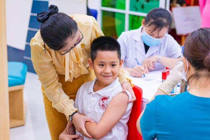 Cô giáo động viên học sinh. Ảnh: Asian School