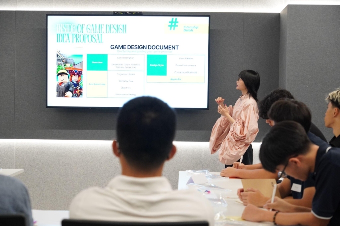 Học sinh tìm hiểu toàn bộ quy trình phát triển sản phẩm trên Roblox. Ảnh: VNGGames