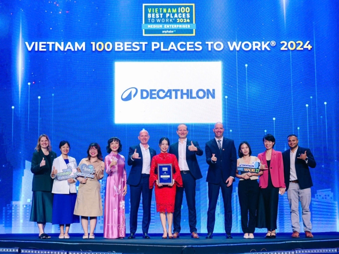 Ban lãnh đạo doanh nghiệp tại lễ vinh danh 100 nơi làm việc tốt nhất Việt Nam 2024. Ảnh: Decathlon