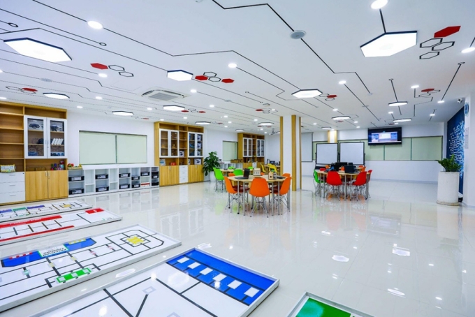 STEM Center tại Asian School mang không gian học tập với trang thiết bị công nghệ tiên tiến như robot, kính thực tế ảo... Ảnh: Asian School