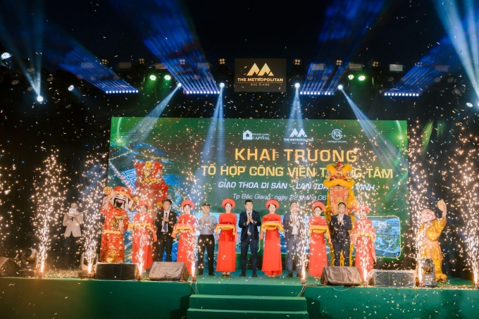 Ban lãnh đạo và khách mời thực hiện nghi thức cắt băng khai trương. Ảnh: The Metropolitan