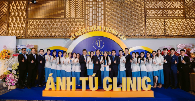 Đội ngũ Ánh Tú Clinic cùng các khách mời chụp ảnh tại sự kiện. Ảnh: Ánh Tú Clinic