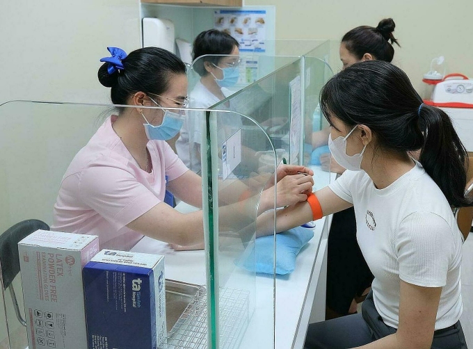 Phụ nữ trẻ xét nghiệm máu, kiểm tra sức khỏe trước khi mang thai. Ảnh minh họa: Bệnh viện Đa khoa Tâm Anh