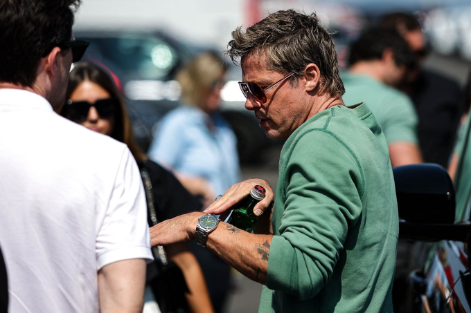 Sonny Hayes (Brad Pitt thủ vai) cùng chiếc đồng hồ Ingenieur Automatic 40 Ref. IW328908 trên tay. Ảnh: IWC Schaffhausen
