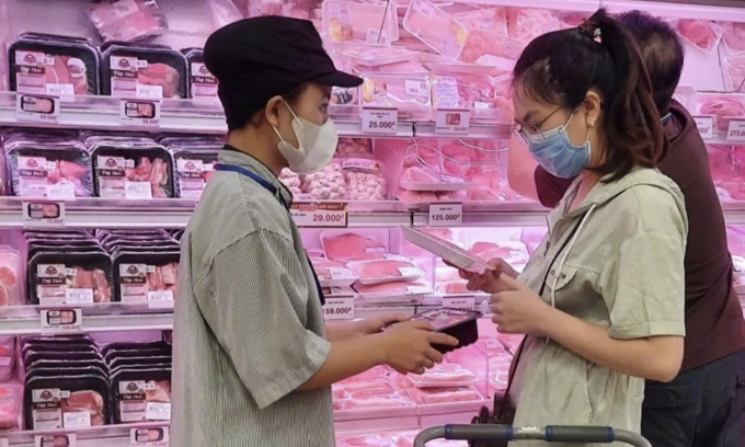 Khách hàng tìm hiểu về thịt mát Meat Master. Ảnh: CJ Feed&Care