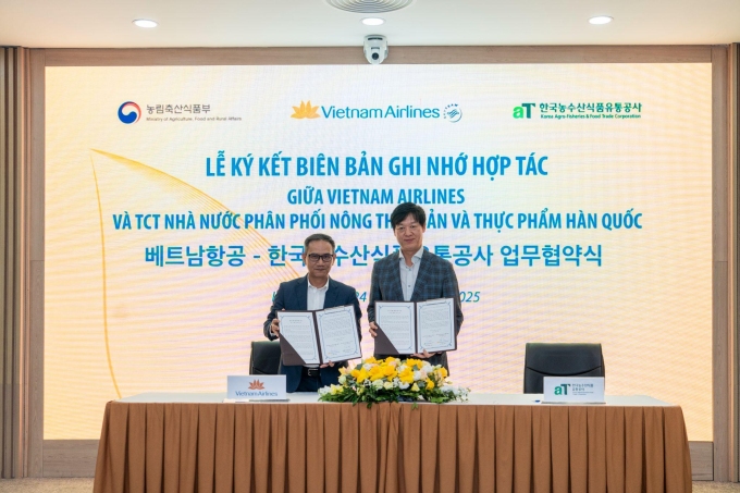 Ông Lê Minh Tuấn, Phó ban Dịch vụ hành khách của Vietnam Airlines (bên trái) và ông Kim Kyoung Cheol, đại diện AT (bên phải) tại lễ ký kết. Ảnh: DBA Media