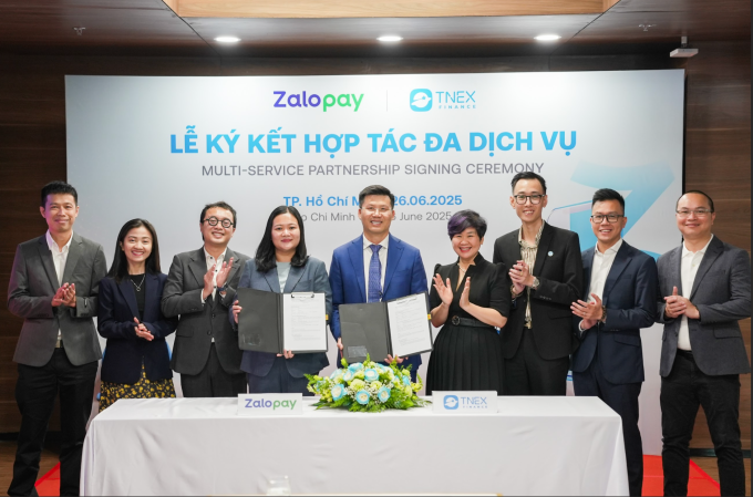 Đại diện hai bên chụp ảnh tại lễ ký kết. Ảnh: TNEX Finance