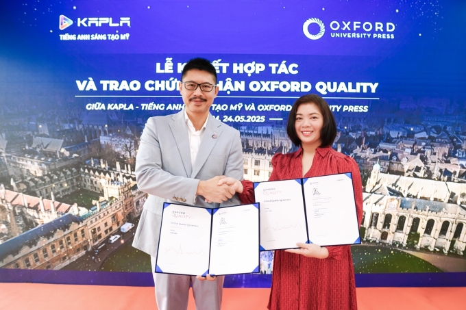 Ông Grald Cai - Giám đốc khu vực châu Á - bộ phận giảng dạy tiếng Anh của OUP và bà Lê Thị Kim Chi - CEO Kapla ký kết thoả thuận hợp tác và chứng nhận Oxford Quality. Ảnh: Kapla