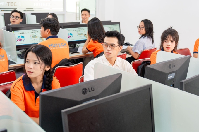 Sinh viên HUTECH thực hành kỹ năng nghề nghiệp tại trường. Ảnh: HUTECH