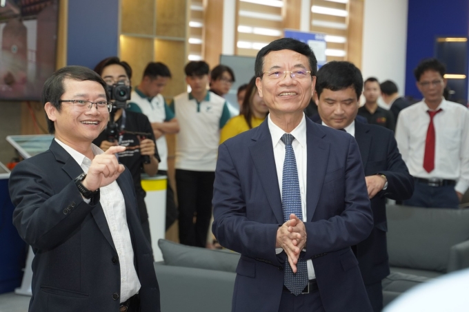 Giáo sư Diep N. Nguyen và Bộ trưởng Nguyễn Mạnh Hùng. Ảnh: PTIT