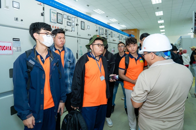 Sinh viên HUTECH trải nghiệm thực tế tại doanh nghiệp. Ảnh: HUTECH