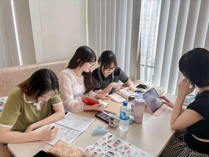 Mĩ Duyên học cùng bạn bè tại trường Đại học Quốc tế Kobe. Ảnh: Nhân vật cung cấp