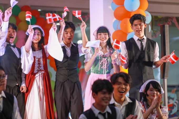 Học sinh Asian School khám phá văn hóa các quốc gia. Ảnh: Asian School