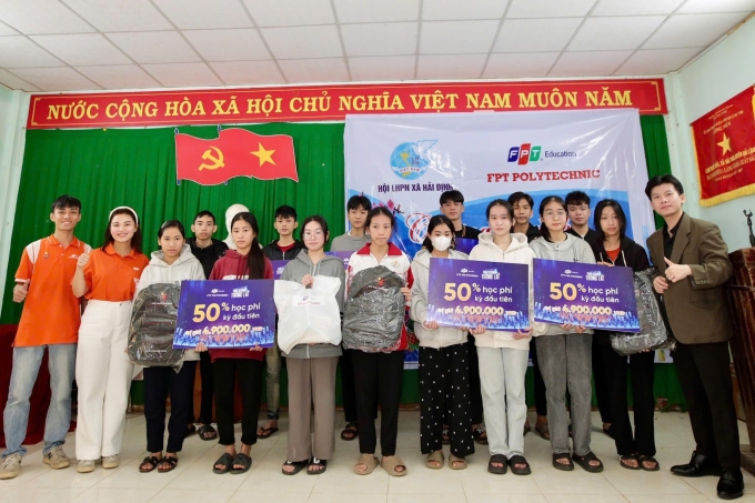 FPT Polytechnic Đà Nẵng trao học bổng hỗ trợ 50% học phí kỳ đầu Thắp sáng tương lai cho học sinh có hoàn cảnh khó khăn tại xã Hải Định, Quảng Trị. Ảnh: FPT Polytechnic