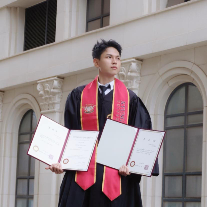 Minh Huy trong ngày tốt nghiệp Đại học Kyung Hee. Ảnh: NVCC