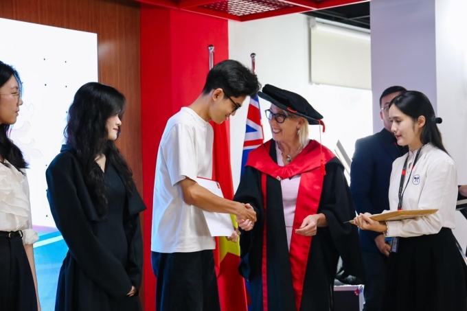 Sinh viên nhận học bổng từ Swinburne Vietnam. Ảnh: Swinburne Vietnam
