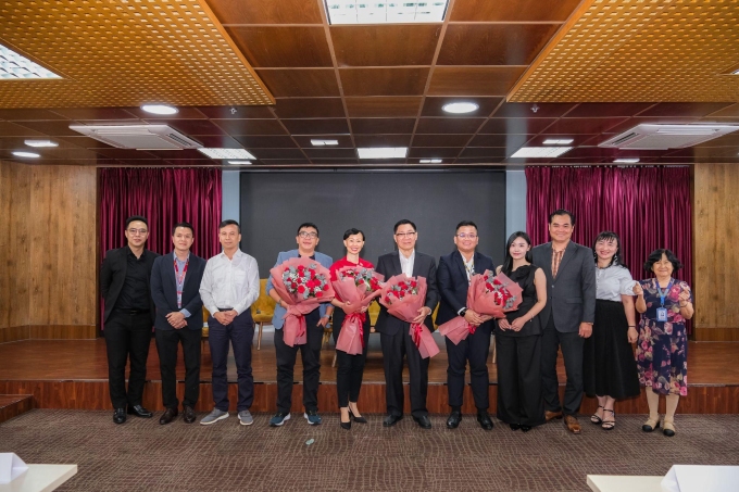 Các diễn giả nhận hoa, chụp lưu niệm sau sự kiện. Ảnh: Trung Phong